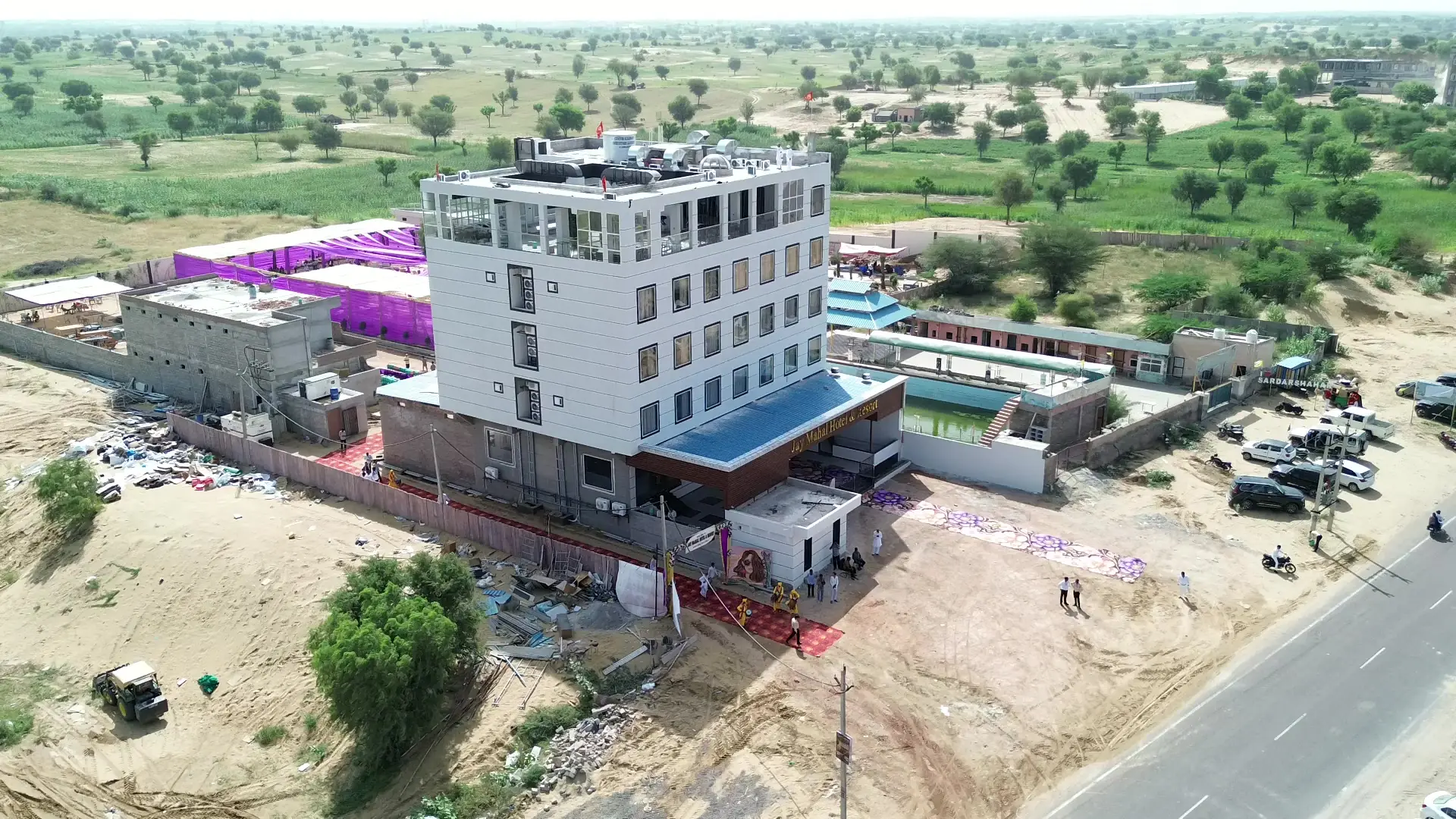 ऊपर से जय महल होटल एंड रिसॉर्ट की इमारत और परिसर