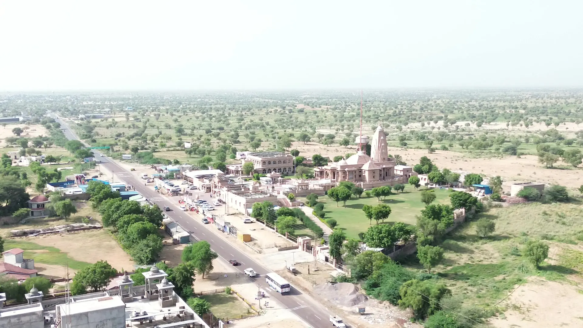 हाईवे के किनारे श्री इच्छापूर्ण बालाजी मंदिर का हवाई दृश्य, सरदारशहर