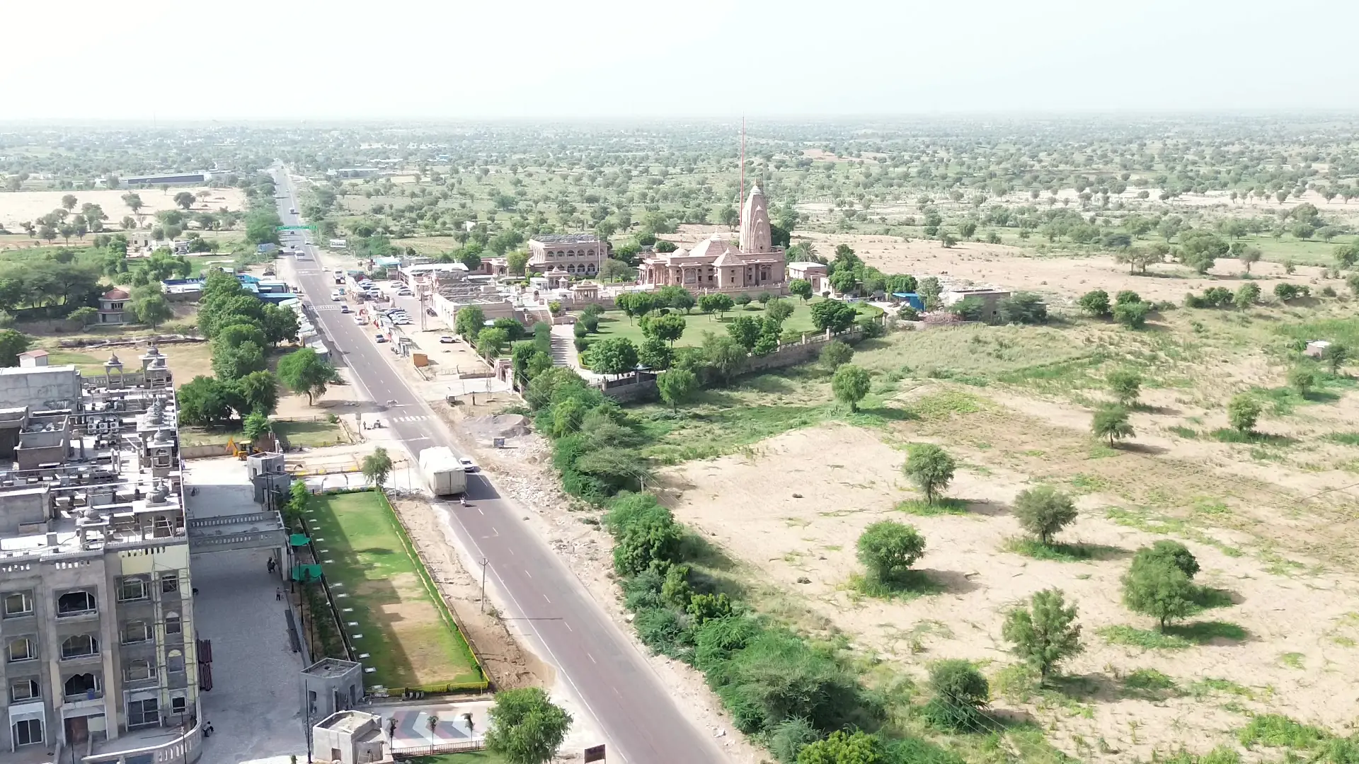 इच्छापूर्ण बालाजी मंदिर और उसके पास से गुज़रता हाईवे, सरदारशहर